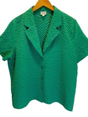 Le Lis “Kelly Top” Textured Emerald Green Short Sleeve Button Up Blouse Size L